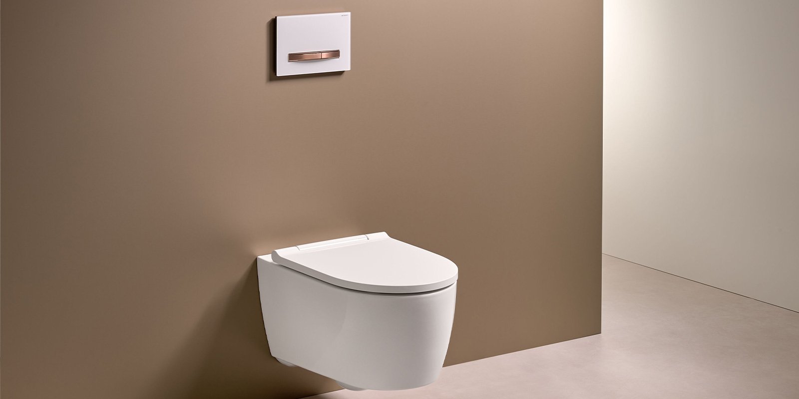 Moderne Toilette in minimalistischer Badezimmergestaltung Eine moderne, wandmontierte Toilette mit einem eleganten, minimalistischen Design vor einer neutralen Wand.