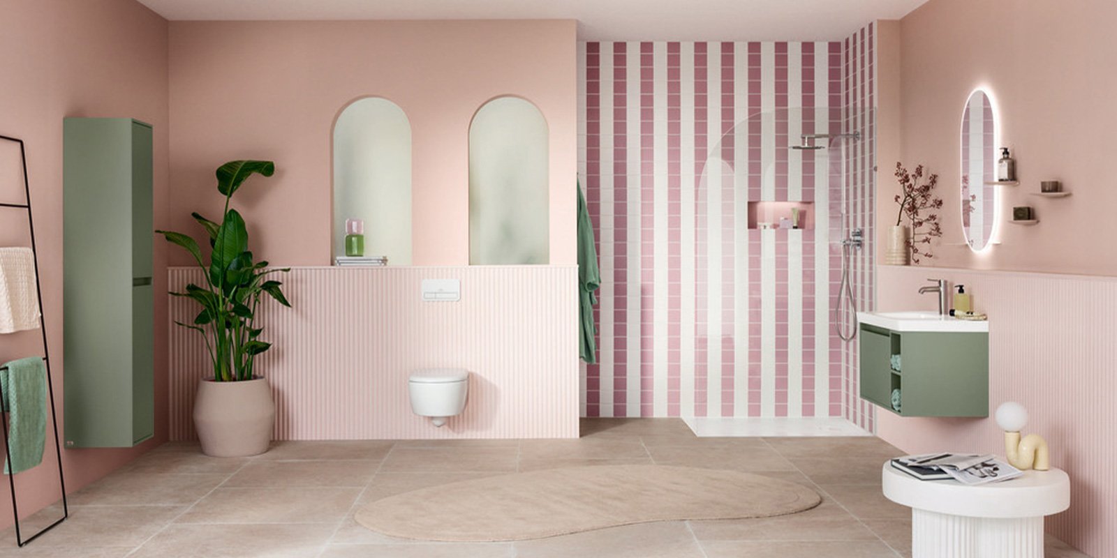 Ein einladendes Badezimmer mit gestreiften Fliesen, einem minimalistischen Waschbecken und einem gemütlichen Teppich in der Mitte.